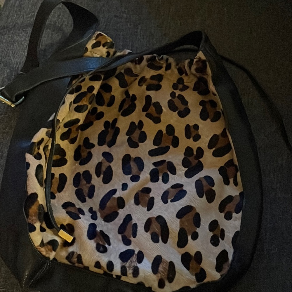 Animal print on cowhide black leather side straps. Great condition drawstring